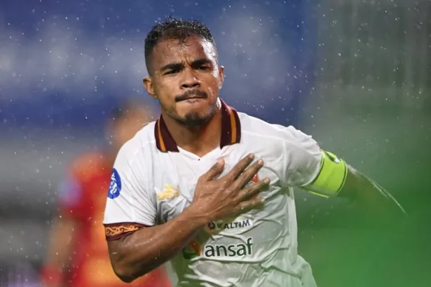 Pemain Borneo FC Samarinda, Habibi Jusuf saat tampil melawan Persija Jakarta di Stadion Pakansari, Bogor.
