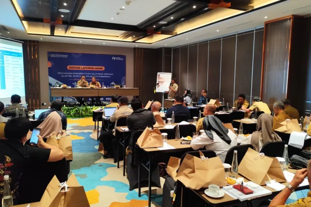 Rapat Paparan Laporan Akhir Dokumen Feasibility Study Pekeretaapian & Presentasi Samarinda Bebas Macet di Fugo Hotel Samarinda.