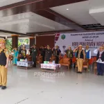 Sekda Mahulu, Stephanus Madang memimpin apel peringatan hari pahlawan.