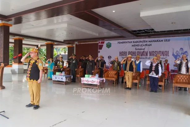 Sekda Mahulu, Stephanus Madang memimpin apel peringatan hari pahlawan.