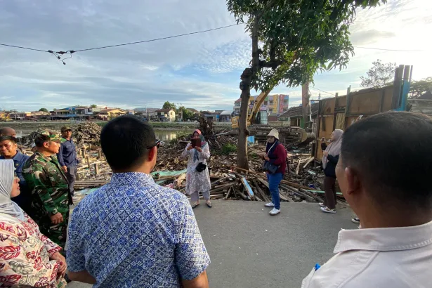 Wali Kota Samarinda, Andi Harun beserta jajaran Pemkot saat meninjau langsung proses pembongkaran.