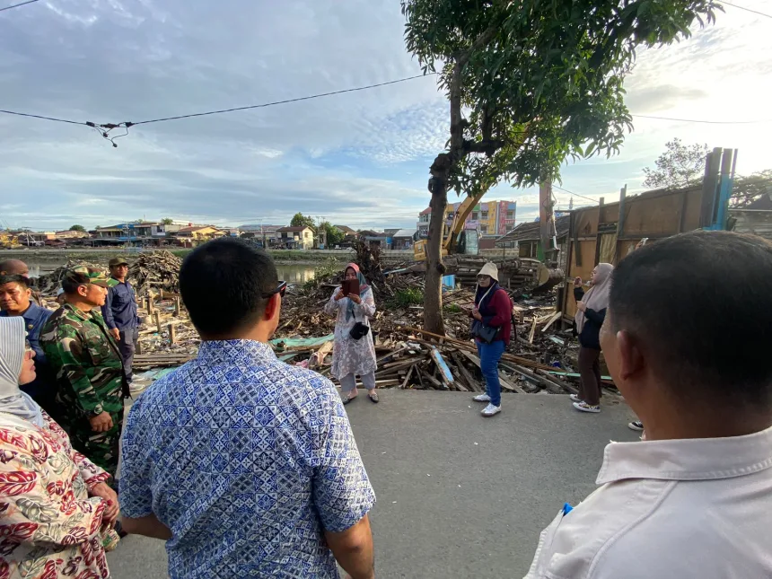 Wali Kota Samarinda, Andi Harun beserta jajaran Pemkot saat meninjau langsung proses pembongkaran.
