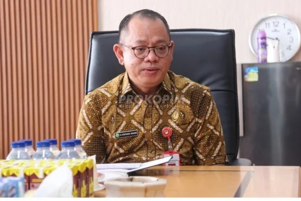 Stephanus Madang, Sekretaris Daerah Mahulu.