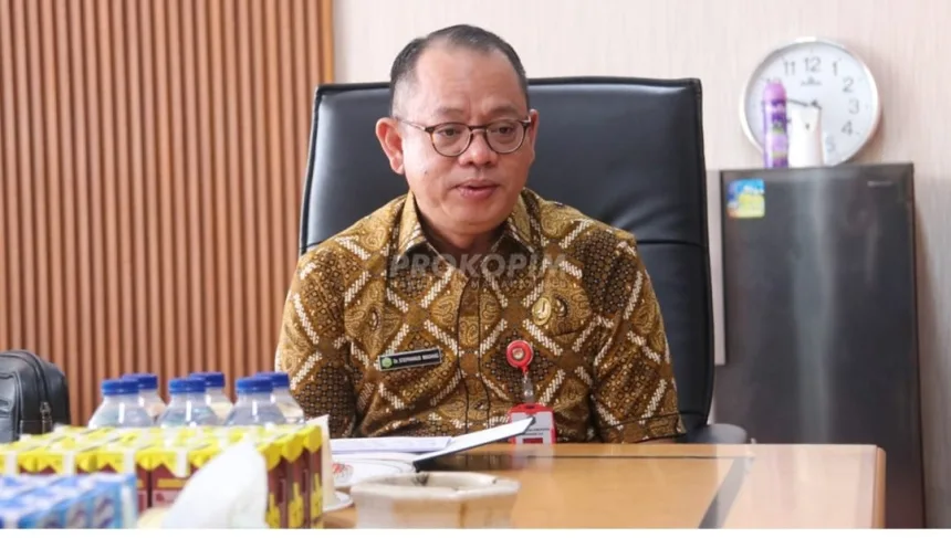 Stephanus Madang, Sekretaris Daerah Mahulu.