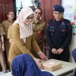 Sekretaris Daerah Provinsi (Sekdaprov) Kalimantan Timur (Kaltim) Sri Wahyuni meninjau kegiatan simulasi Program Makan Bergizi Gratis Tahun 2024 di Kota Samarinda, pada Selasa (10/12/ 2024).