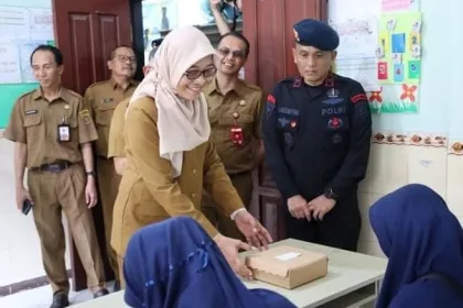 Sekretaris Daerah Provinsi (Sekdaprov) Kalimantan Timur (Kaltim) Sri Wahyuni meninjau kegiatan simulasi Program Makan Bergizi Gratis Tahun 2024 di Kota Samarinda, pada Selasa (10/12/ 2024).