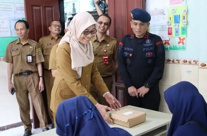 Sekretaris Daerah Provinsi (Sekdaprov) Kalimantan Timur (Kaltim) Sri Wahyuni meninjau kegiatan simulasi Program Makan Bergizi Gratis Tahun 2024 di Kota Samarinda, pada Selasa (10/12/ 2024).