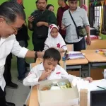 Pj Gubernur Kaltim Akmal Malik saat melakukan tinjauan Program Makan Bergizi Gratis Tahun 2024 di Balikpapan pada Rabu (11/12/2024).(Ist)