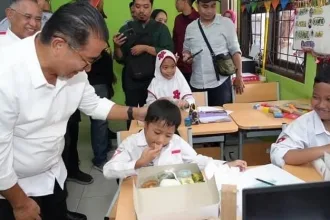 Pj Gubernur Kaltim Akmal Malik saat melakukan tinjauan Program Makan Bergizi Gratis Tahun 2024 di Balikpapan pada Rabu (11/12/2024).(Ist)