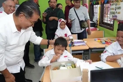 Pj Gubernur Kaltim Akmal Malik saat melakukan tinjauan Program Makan Bergizi Gratis Tahun 2024 di Balikpapan pada Rabu (11/12/2024).(Ist)
