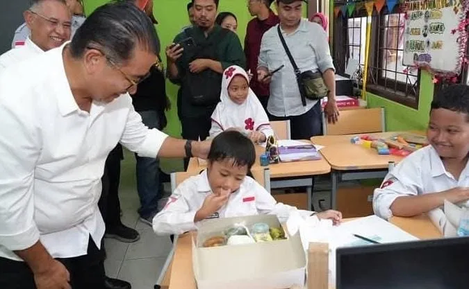 Pj Gubernur Kaltim Akmal Malik saat melakukan tinjauan Program Makan Bergizi Gratis Tahun 2024 di Balikpapan pada Rabu (11/12/2024).(Ist)