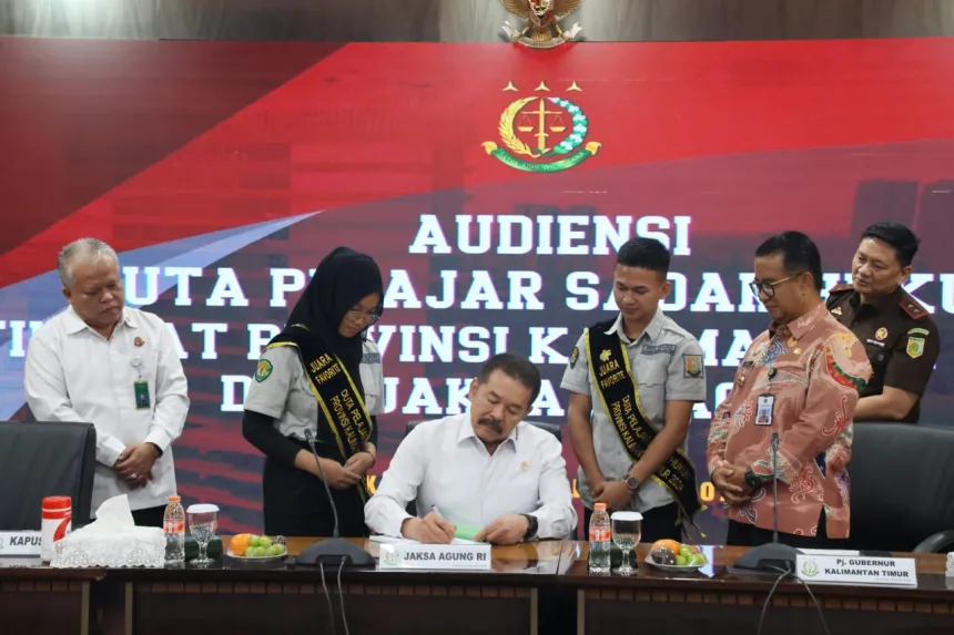Duta Pelajar Sadar Hukum Kaltim saat mengunjungi Jaksa Agung RI. (Foto: Istimewa)
