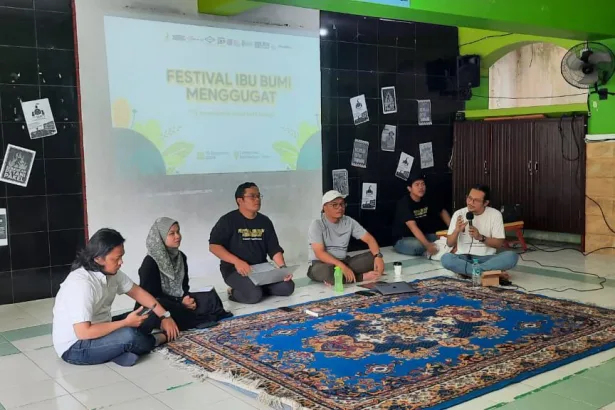 Diskusi dalam Festival Ibu Bumi Menggugat.