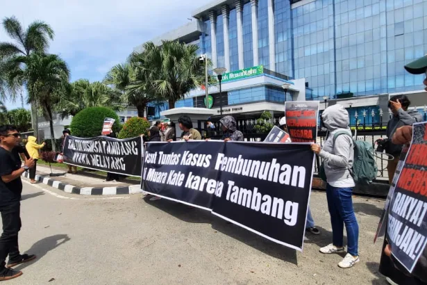Koalisi Masyarakat Sipil Kalimatan Timur (Kaltim) melangsungkan aksi solidaritas di depan Kantor Gubernur Kaltim, Jalan Gajah Mada, Samarinda, pada Rabu (18/12/2024).