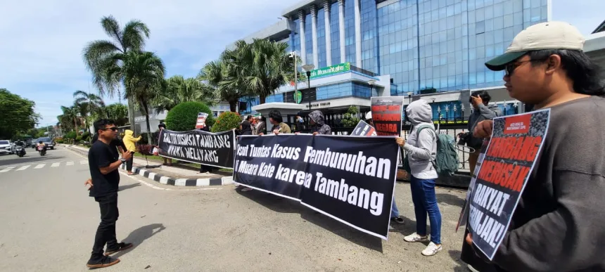 Koalisi Masyarakat Sipil Kalimatan Timur (Kaltim) melangsungkan aksi solidaritas di depan Kantor Gubernur Kaltim, Jalan Gajah Mada, Samarinda, pada Rabu (18/12/2024).
