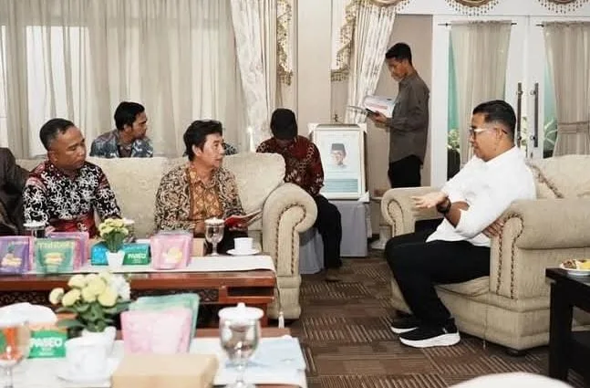 Pj Gubernur Akmal Malik dalam pertemuan dengan Yayasan Pendidikan Islam Syaikh Al-Hushary dan Forum Komunikasi Pemerhati RRI di VIP Room Rumah Jabatan Gubernur Kaltim, Kamis (19/12/2024).(IST)