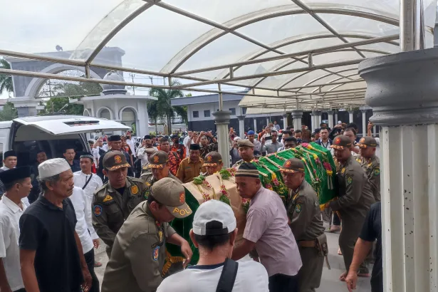 Prosesi pensalatan jenazah Awang Faroek Ishaq (AFI) di Masjid Pemprov Kaltim Nurul Mukminin, pada Senin (23/12/2024).