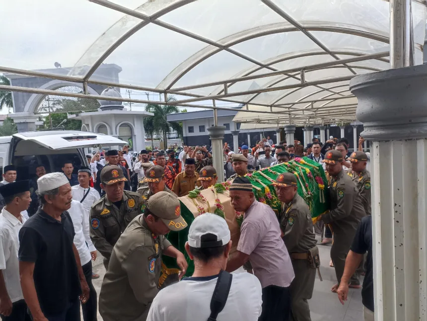Prosesi pensalatan jenazah Awang Faroek Ishaq (AFI) di Masjid Pemprov Kaltim Nurul Mukminin, pada Senin (23/12/2024).