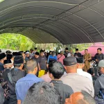 Pemakaman mantan Gubernur Kaltim, Awang Faroek Ishak, digelar pada Senin, (23/12/2024), di kampung halamannya, Tenggarong, Kutai Kartanegara.