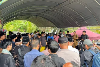 Pemakaman mantan Gubernur Kaltim, Awang Faroek Ishak, digelar pada Senin, (23/12/2024), di kampung halamannya, Tenggarong, Kutai Kartanegara.