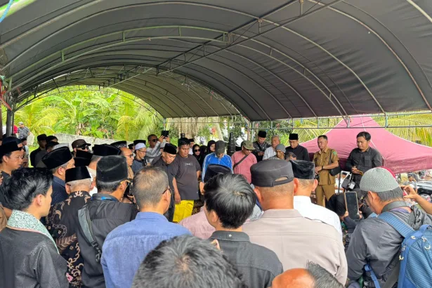 Pemakaman mantan Gubernur Kaltim, Awang Faroek Ishak, digelar pada Senin, (23/12/2024), di kampung halamannya, Tenggarong, Kutai Kartanegara.