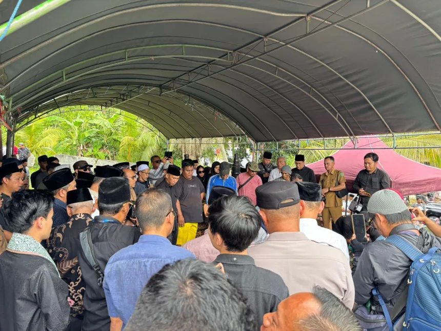 Pemakaman mantan Gubernur Kaltim, Awang Faroek Ishak, digelar pada Senin, (23/12/2024), di kampung halamannya, Tenggarong, Kutai Kartanegara.