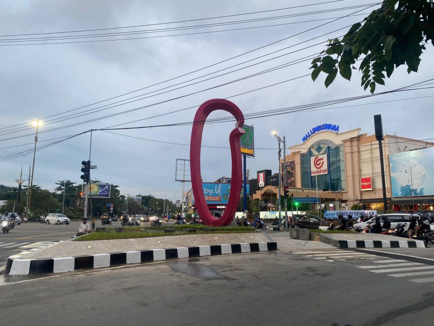 Ikon Baru Tugu Pesut Mahakam, di Simpang Lembuswana Kota Samarinda.