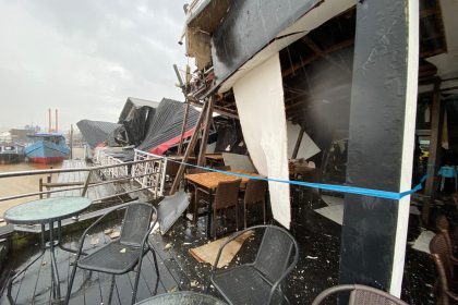 Kapal Tongkang menabrak kafe Tepi Mahakam yang terletak di kawasan Jalan Haji Jahra, Kelurahan Sungai Keledang, Samarinda Seberang.