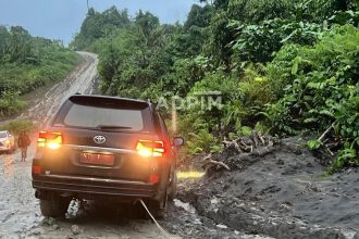 Mobil Pj Gubernur Kaltim saat terprosok.(Ist)