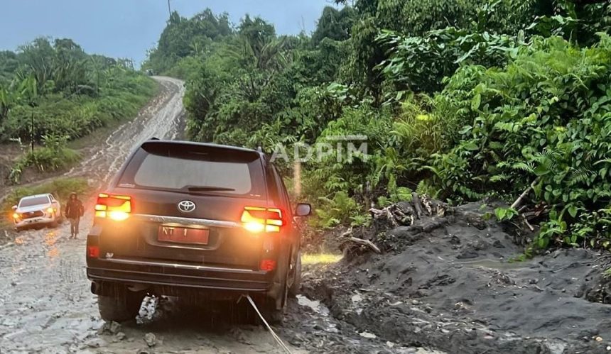 Mobil Pj Gubernur Kaltim saat terprosok.(Ist)