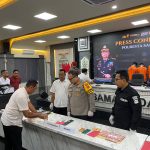Polresta Samarinda mengadakan konferensi pers.