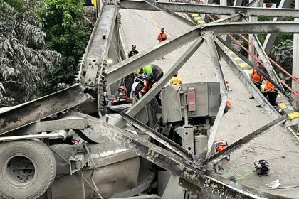 Ambruknya jembatan Busui di Desa Busui, Kecamatan Batu Sopang, Kabupaten Paser.(Ist/Polres Paser)