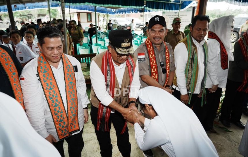 Rudy Mas’ud berserta istri saat bersama Pj Gubernur Kaltim, Akmal Malik kunjungan di beberapa daerah di Kaltim. (Ist)