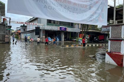Situasi banjir yang melanda kawasan jalan Bengkuring Raya, Kelurahan Sempaja Timur, Samarinda.