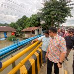 Pemkot Samarinda saat melakukan tinjauan ke tanggul yang berada di Jembatan, Jalan. PM. Noor.