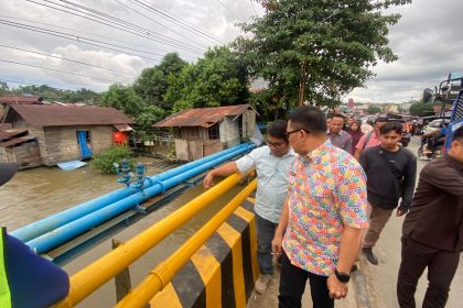 Pemkot Samarinda saat melakukan tinjauan ke tanggul yang berada di Jembatan, Jalan. PM. Noor.