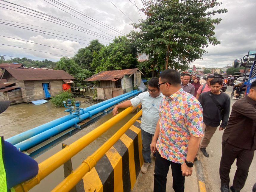 Pemkot Samarinda saat melakukan tinjauan ke tanggul yang berada di Jembatan, Jalan. PM. Noor.