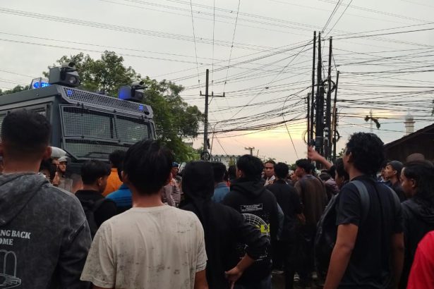 Aliansi Mahasiswa Kaltim, melakukan unjuk rasa di depan kantor DPRD Kaltim (17/02/2025).