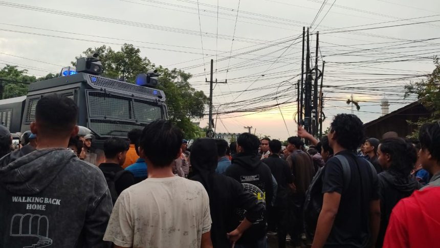 Aliansi Mahasiswa Kaltim, melakukan unjuk rasa di depan kantor DPRD Kaltim (17/02/2025).