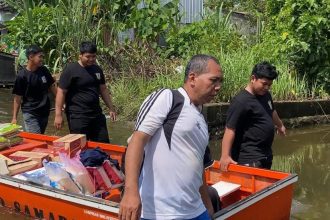UKM Olahraga saat menyalurkan bantuan kepada warga Bengkuring yang terdampak Banjir.(Ist)