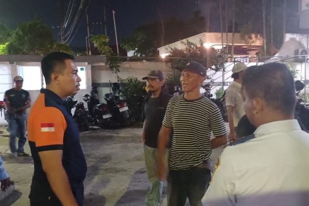 Dishub Samarinda saat melakukan penertiban parkir liar di Teras Samarinda.