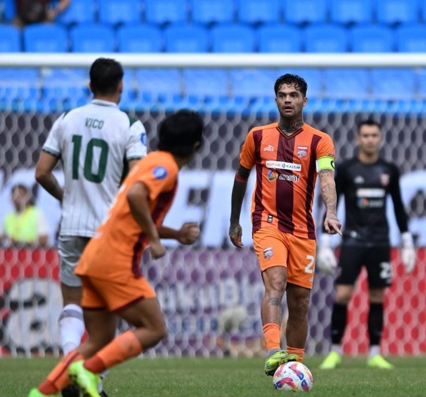 Kapten Borneo FC Samarinda, Diego Michiels saat tampil di Batakan melawan PSS Sleman.(Ist)