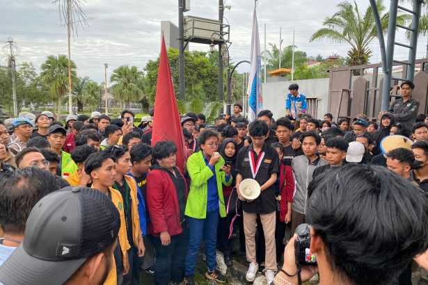 Aksi demontrasi yang dilakukan ratusan mahasiswa dari berbagai universitas di Kota Samarinda, Kamis (6/2/2025).
