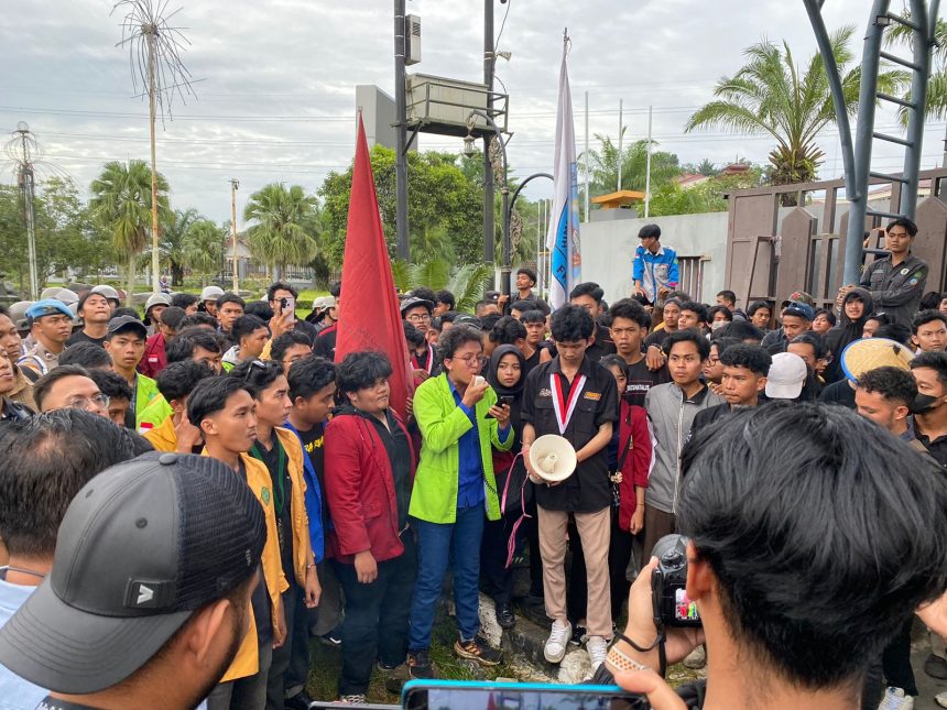 Aksi demontrasi yang dilakukan ratusan mahasiswa dari berbagai universitas di Kota Samarinda, Kamis (6/2/2025).