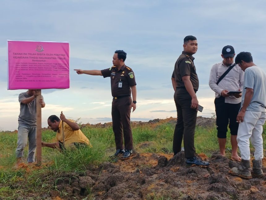Kejaksaan Tinggi Kalimantan Timur (Kejati Kaltim) saat melakukan penyitaan lahan.(Ist/Kejati Kaltim).
