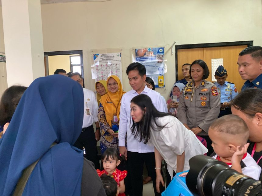 Wapres, Gibran Rakabuming Raka Bersama Istri Selvi Ananda, Saat Kunjungan ke Puskesmas Remaja, Kota Samarinda.