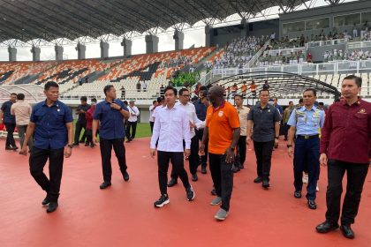 Wapres Gibran Rakabuming Raka saat melakukan tinjauan ke Stadion Segiri Samarinda.