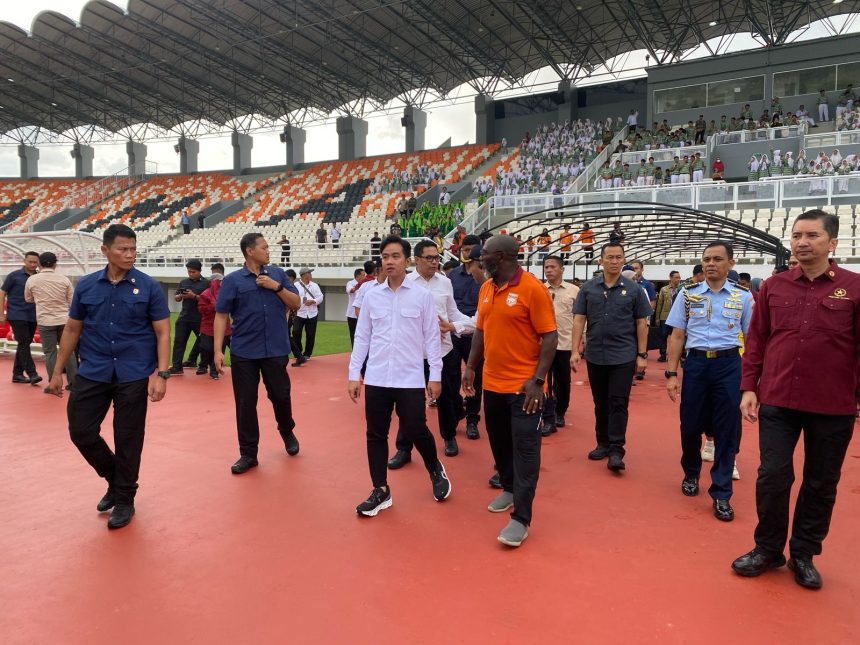 Wapres Gibran Rakabuming Raka saat melakukan tinjauan ke Stadion Segiri Samarinda.