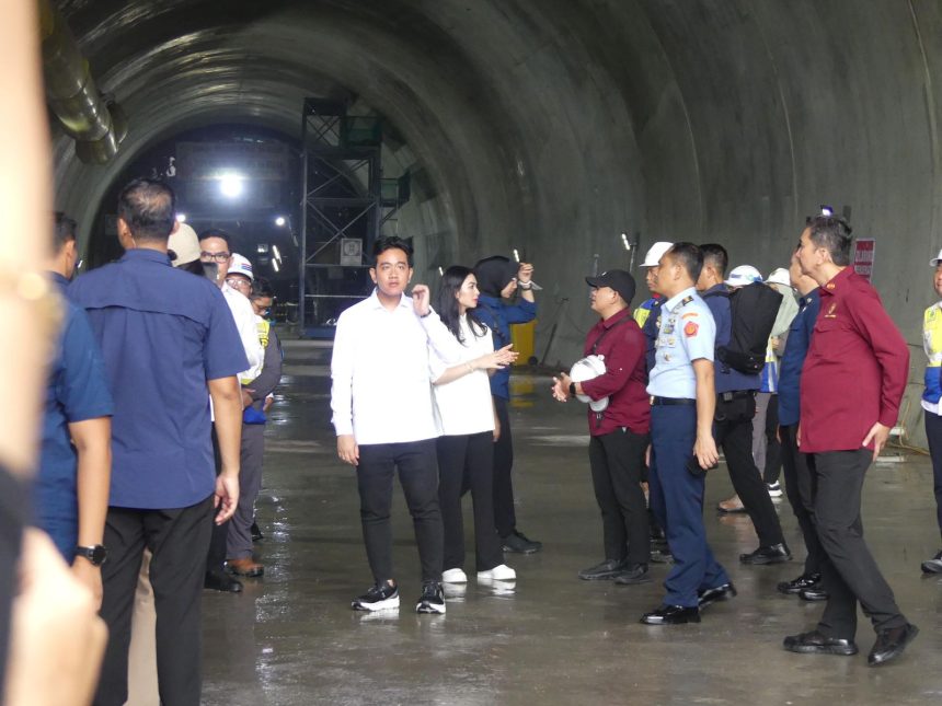 Wapres RI, Gibran Rakabuming Raka, saat melakukan tinjauan ke Terowongan Samarinda.