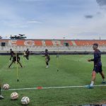 Para pemain Pesut Etam pun telah menjajal kondisi lapangan pada sesi latihan Jumat (14/2/2025) sore.